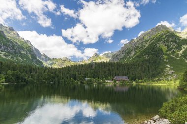 Güneşli bir günde Tatras 'taki dağ manzarası
