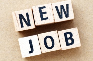 Ahşap harflerden oluşan yeni iş sözcükleri. İş için bir kavram.