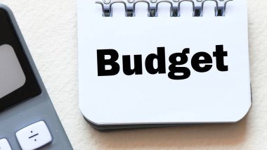 Aydınlık bir arkaplanda bir defterde 