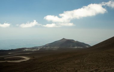 Arka planda Catania olan Etna volkanı, Sici