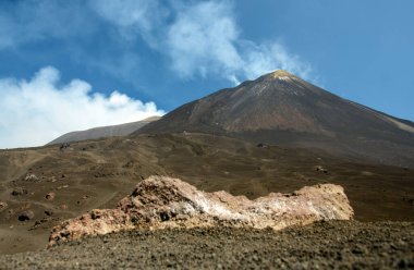 Arka planda Catania olan Etna volkanı, Sici
