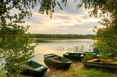 Gölde balıkçı tekneleri