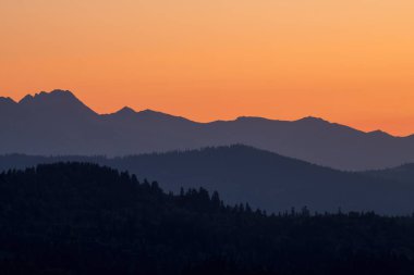 Gün batımında Tatra Dağları, katmanlar gibi sıralanmış dağlar..