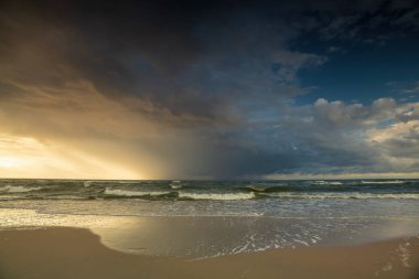 Bulutlu bir günde denizden gelen doğal manzara.