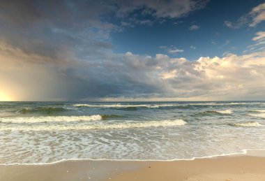 Bulutlu bir günde denizden gelen doğal manzara.