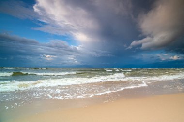 Bulutlu bir günde denizden gelen doğal manzara.