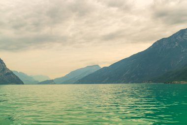 Görkemli Dağlarla Kristal Gölü Garda.