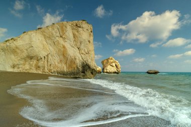 Kıbrıs 'taki ünlü Afrodit Kayası (Petra tou Romiou), turkuvaz suları, engebeli uçurumları ve açık mavi gökyüzü ile efsanevi bir kıyı simgesi. Popüler Akdeniz seyahat noktası ve ikonik