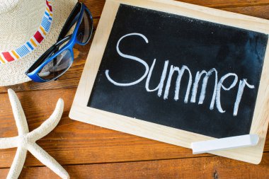 Tahtaya yazılan Summer kelimesi.