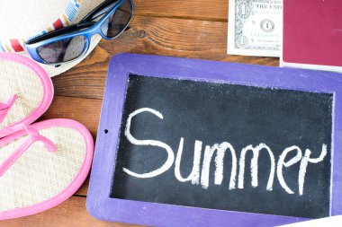 Tahtaya yazılan Summer kelimesi.