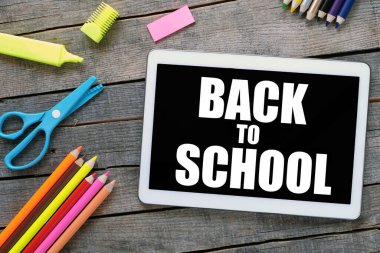 Siyah tebeşirle yazılmış okula dönüş sözcükleri.