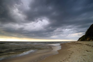 Bulutlu bir günde denizden gelen doğal manzara.