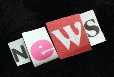 Haberler. Haber, siyah arkaplandaki harflerden oluşuyor..