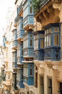 Valletta, Malta 'nın manzarası, Akdeniz başkentinde geleneksel kireçtaşı mimarisi, dar sokaklar ve tarihi cazibeyi gözler önüne seriyor.