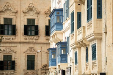 Valletta, Malta 'nın manzarası, Akdeniz başkentinde geleneksel kireçtaşı mimarisi, dar sokaklar ve tarihi cazibeyi gözler önüne seriyor.
