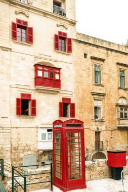 Valletta, Malta 'nın manzarası, Akdeniz başkentinde geleneksel kireçtaşı mimarisi, dar sokaklar ve tarihi cazibeyi gözler önüne seriyor.