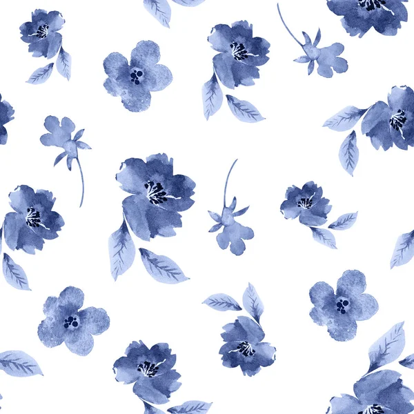 水彩ブルーの花や葉を白を基調としたシームレスなパターン 手描き — ストック写真