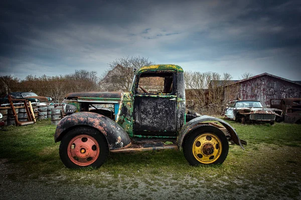 Παλιά Σκουριασμένα Εγκαταλελειμμένα Αυτοκίνητα Κοντά — Φωτογραφία Αρχείου