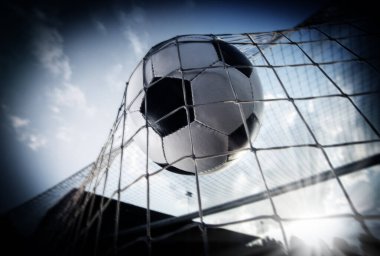 Futbol topu mavi gökyüzünde.