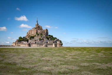 Le Mont-Saint-Michel, Fransa - 29 Temmuz 2010: Ünlü Le Mont Saint Michel Normandiya, Kuzey Fransa