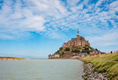 Le Mont-Saint-Michel, Fransa - 29 Temmuz 2010: Ünlü Le Mont Saint Michel Normandiya, Kuzey Fransa