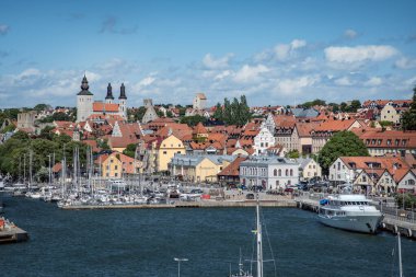 VISBY, SVEDEN - Temmuz 2024: Visby 'deki iskele üzerinde şehir genel görünümü. Gotland, İsveç