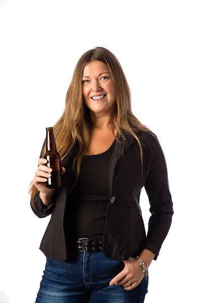 茶色のビール瓶を持っているスポーツコートの40歳の女性の孤立した肖像画 ロイヤリティフリーのストック写真