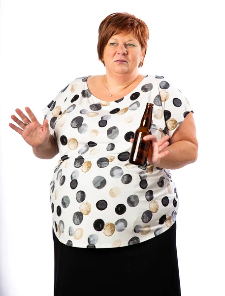赤い海の孤立した肖像画 50歳の女性 疑問の表情を持つビールのボトルを保持 — ストック写真