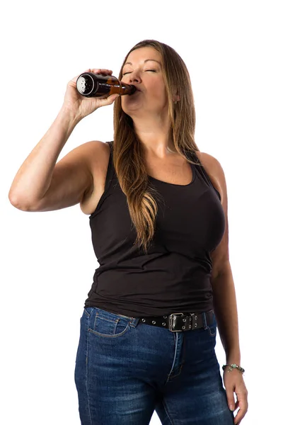 Ізольований Портрет Сорокарічної Жінки Одягнений Чорний Бак Пляшки Коричневого Пива — стокове фото