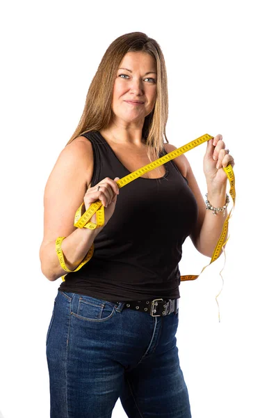 一个身穿黑色背心的40岁女人的孤零零的画像 手上拿着一条黄色的护身符带 — 图库照片