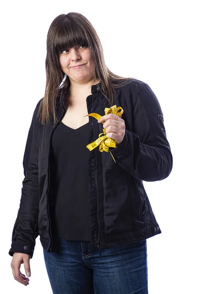 40歳の女性の孤立した肖像画 自転車のコートを着て 黄色の測定テープを保持 — ストック写真