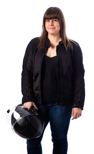 40歳の女性の孤立した肖像画 バイカーのコートを着て 黒のモチーフヘルメットを保持 — ストック写真