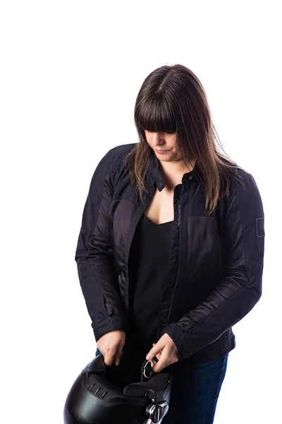 40歳の女性の孤立した肖像画 黒のモチーフヘルメットを着るために約バイカーのコートを身に着けている — ストック写真