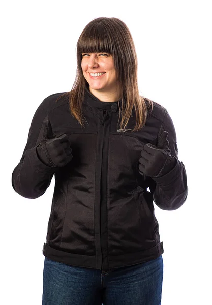 一个穿着自行车外套和手套 竖起两个大拇指的40岁女人的孤零零的画像 — 图库照片