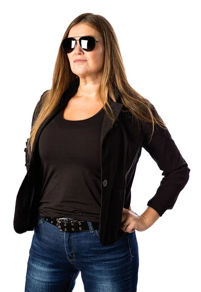 40歳の女性の孤立した肖像で スポーツジャケットと暗いサングラスをかけてタフな表情をしています ロイヤリティフリーのストック画像