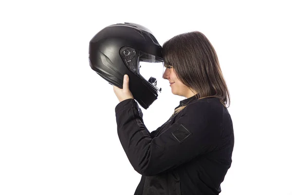 40歳の女性の孤立した肖像画 バイカーのコートを着て 黒いモチーフのヘルメットに彼女の額を保持 ストック画像