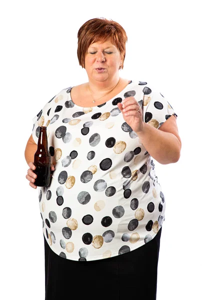 Ізольована Ятдесятирічна Жінка Тримає Пиво Коричневої Пляшки Очима Близько Думці — стокове фото