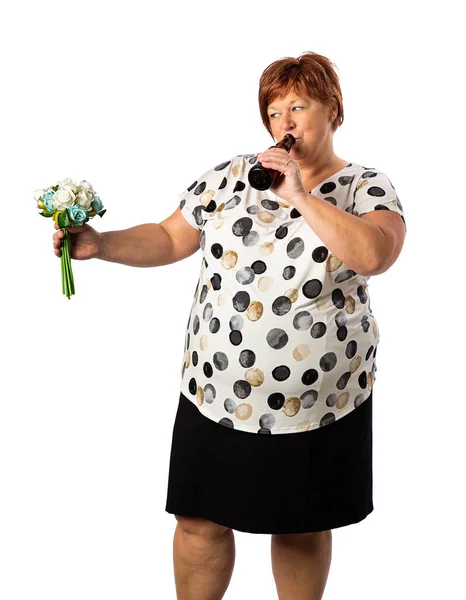 50歳の女性を隔離し 茶色のボトルからビールを飲み 白と青のバラの花束を持っています — ストック写真