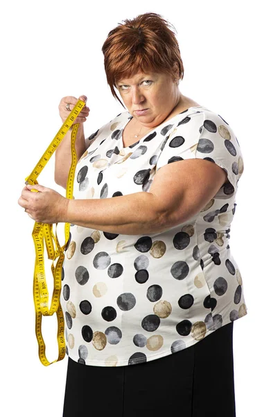 Odizolowana Pięćdziesięcioletnia Kobieta Trzymająca Żółtą Taśmę Długą Długość Gniewnym Wyrazem — Zdjęcie stockowe