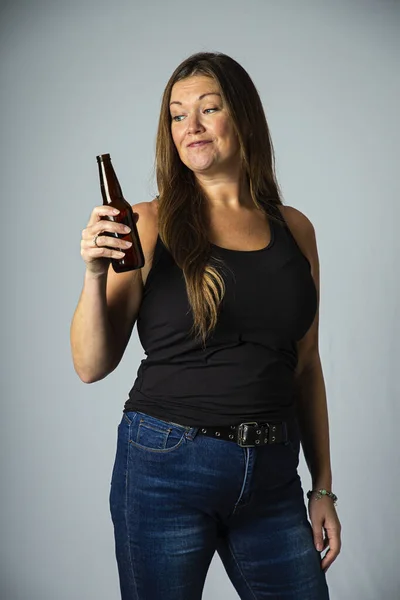 Изолированная Сорокалетняя Женщина Черной Майке Коричневой Бутылкой Пива — стоковое фото