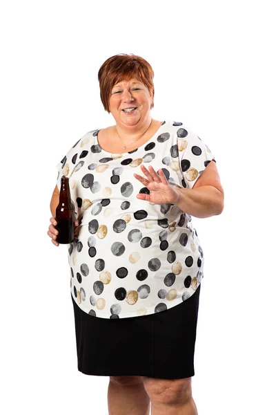 50歳の女性は 茶色のビールボトルを持っていて 楽しい時間を過ごし 白い背景に隔離されています — ストック写真