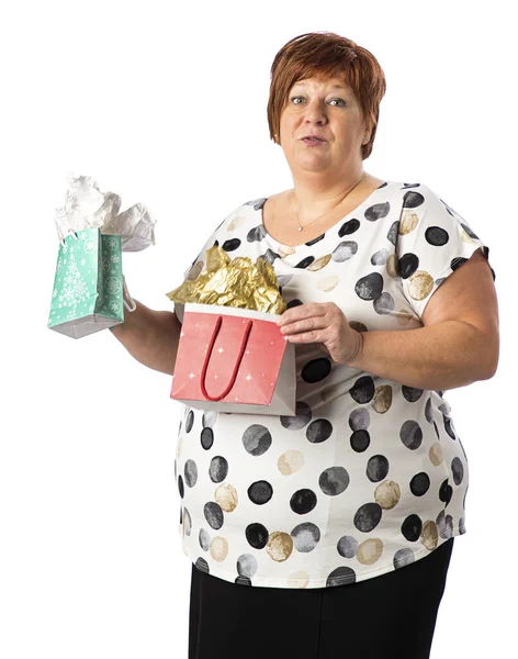 Fünfzigjährige Frau Mit Zwei Geschenktüten Auf Weißem Hintergrund — Stockfoto
