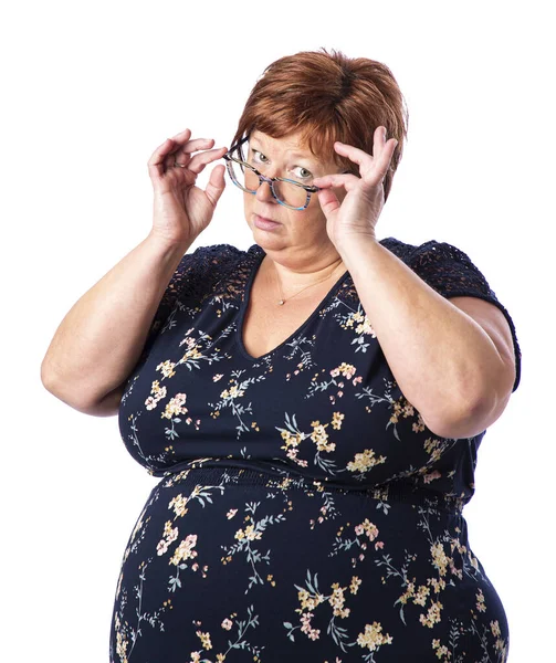 Πενήντα Χρονών Γυναίκα Κρατώντας Γυαλιά Της Και Κοιτάζοντας Πάνω Τους — Φωτογραφία Αρχείου