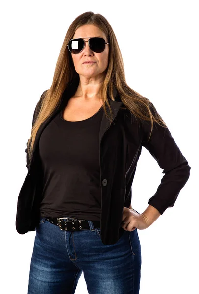 Mulher Anos Usando Óculos Sol Uma Jaqueta Esportiva Isolada Fundo — Fotografia de Stock