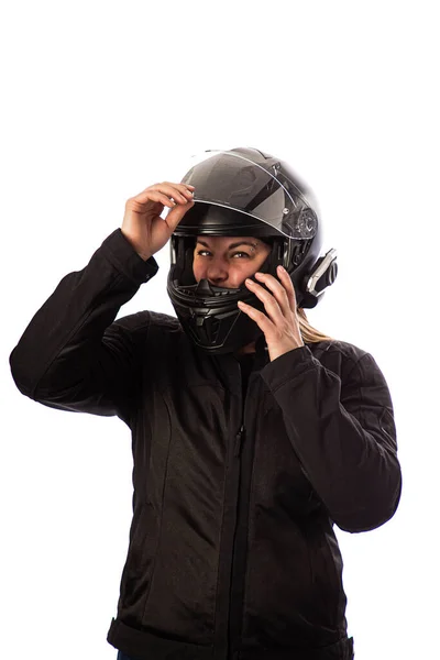 40岁的女人 身穿摩托车服 紧闭头盔的面罩 被白色的背带隔开 — 图库照片