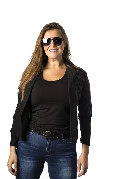 Vierzigjährige Frau Mit Sonnenbrille Und Sportjacke Isoliert Auf Weißem Hintergrund — Stockfoto