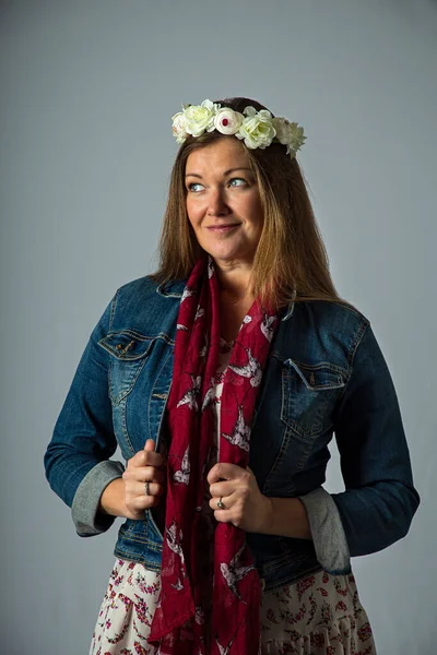 Czterdziestoletnia Kobieta Ubrana Cygańską Odzież Koronę Kwiatową Gniewnym Wyrazem Twarzy — Zdjęcie stockowe