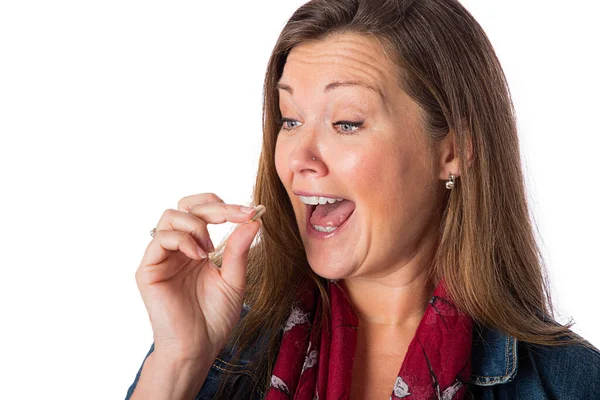 白い背景に隔離された錠剤を食べる40歳の女性 — ストック写真