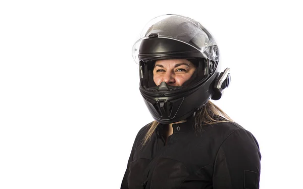 40歳の女性は 白い背景に隔離されたヘルメットとバイザーでモトサイクルの服を着ています — ストック写真