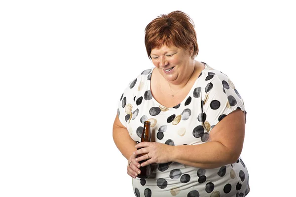 Jarige Vrouw Met Overgewicht Die Een Biertje Drinkt Lacht Geïsoleerd — Stockfoto